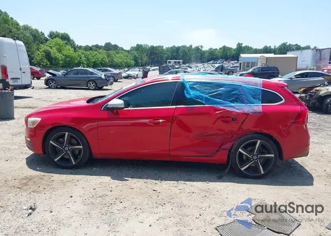 2015 Volvo V60 T6 R-Design z USA, uszkodzony, nr VIN YV1902SP7F1221377